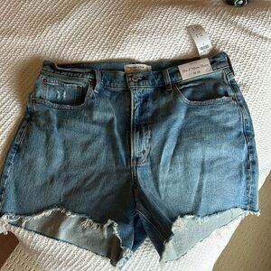 Abercrombie 4” Mom Short